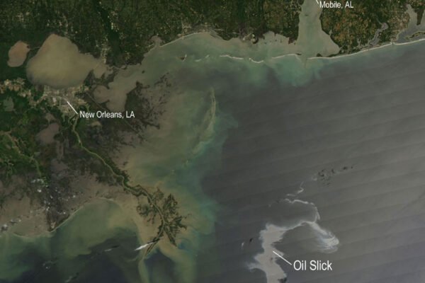 Deepwater Horizon Sondaj Platformu Yıkıldı ve Meksika Körfezi’ne Petrol Karıştı